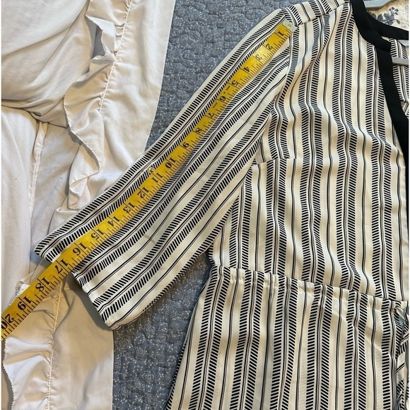 H&M Dress Striped Black & White Feathered Print Drawstring Waist V-Neck Size 14 - Picture 12 of 12